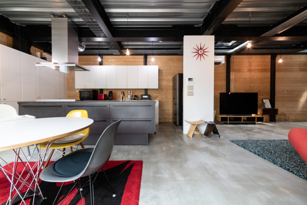 家に拡張の余地を残す鉄、木、コンクリート。マテリアルの力強さが際立つ家 | Style of Life | 100%LiFE-1