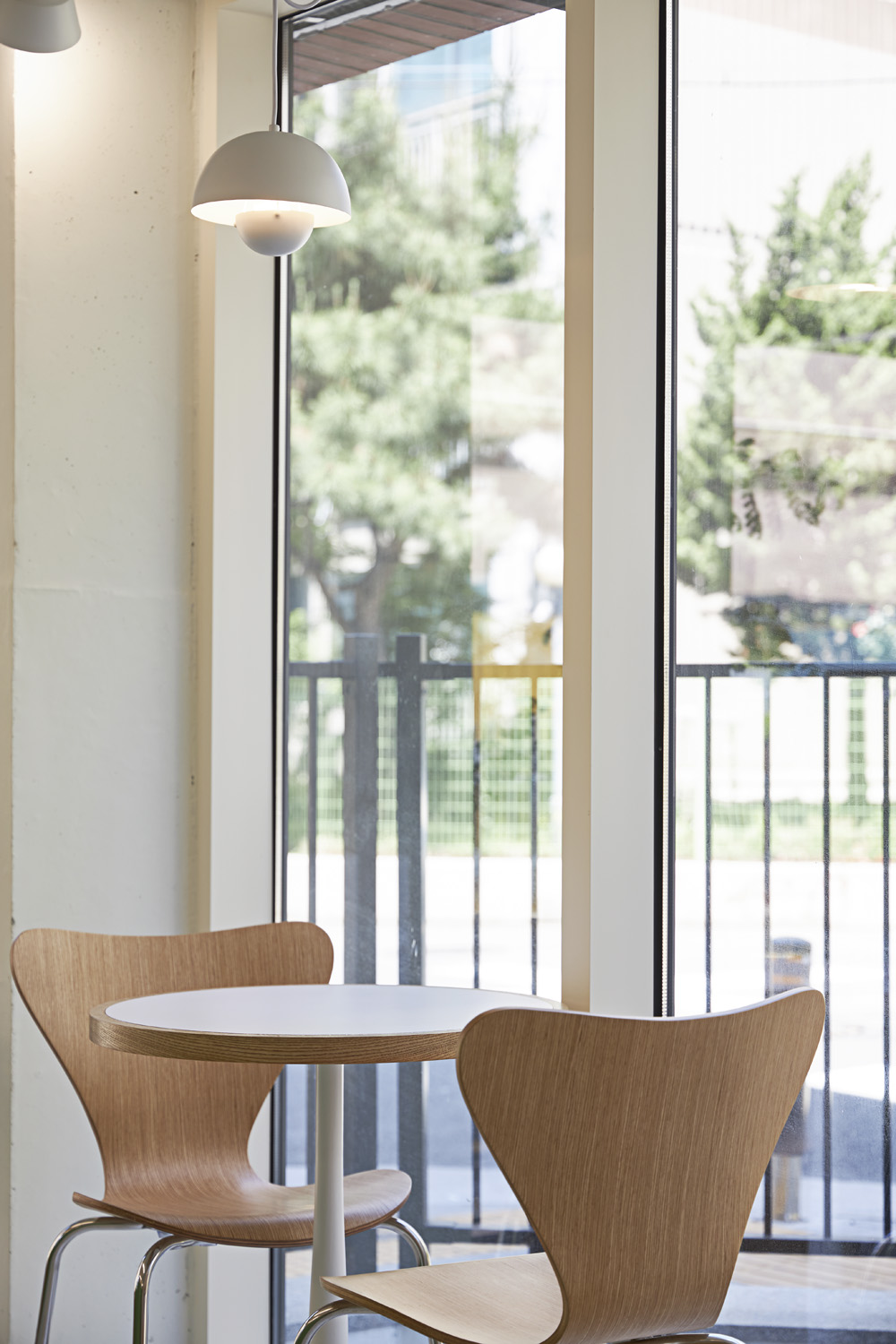 十坪咖啡厅的现代简约设计风格-11