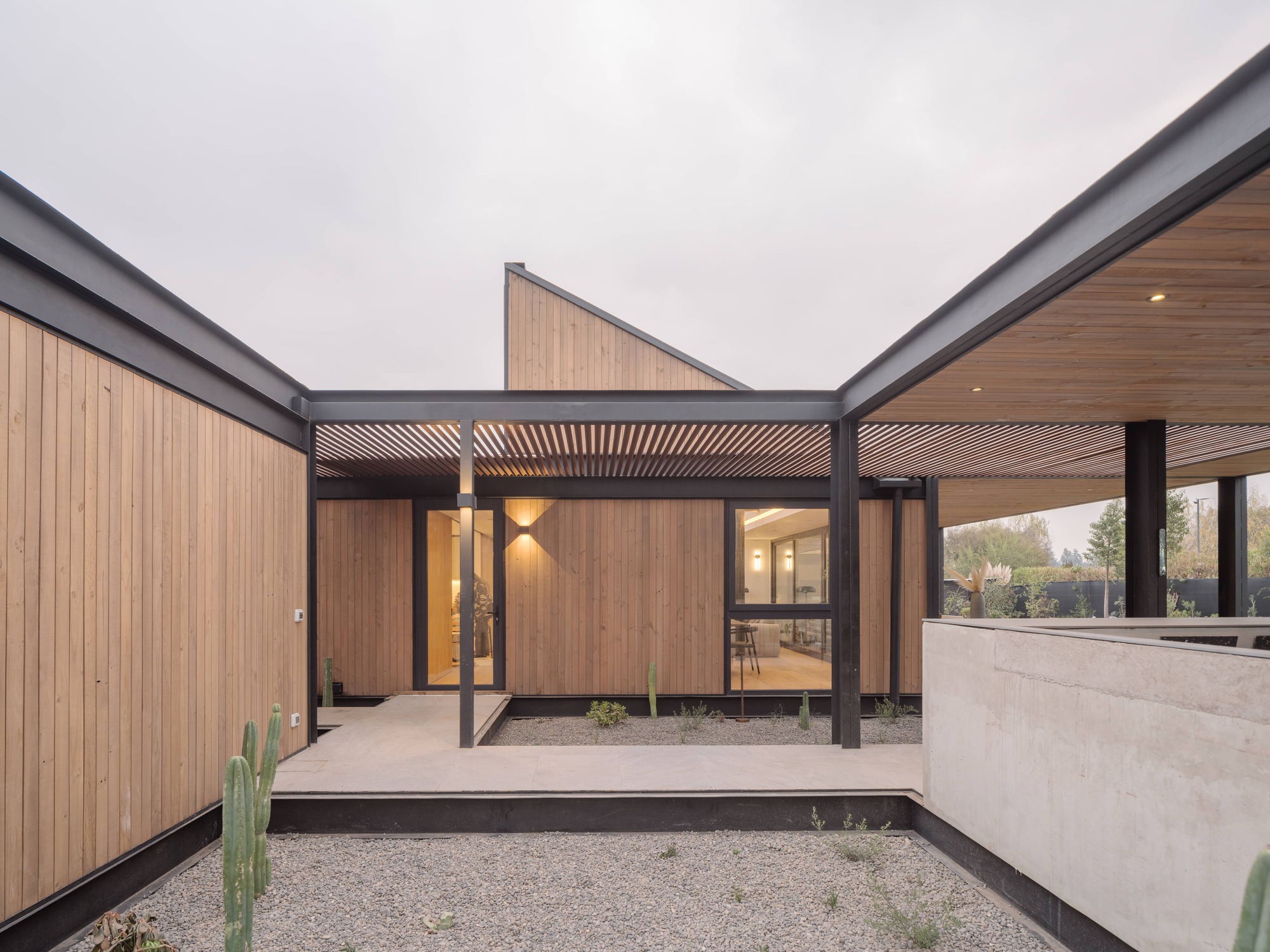 House with Lucarna / Paralelo Transversal-27