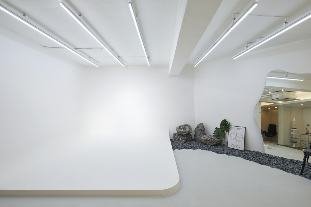 白色梦幻 | 20 平米迷你衣帽间的优雅设计-5