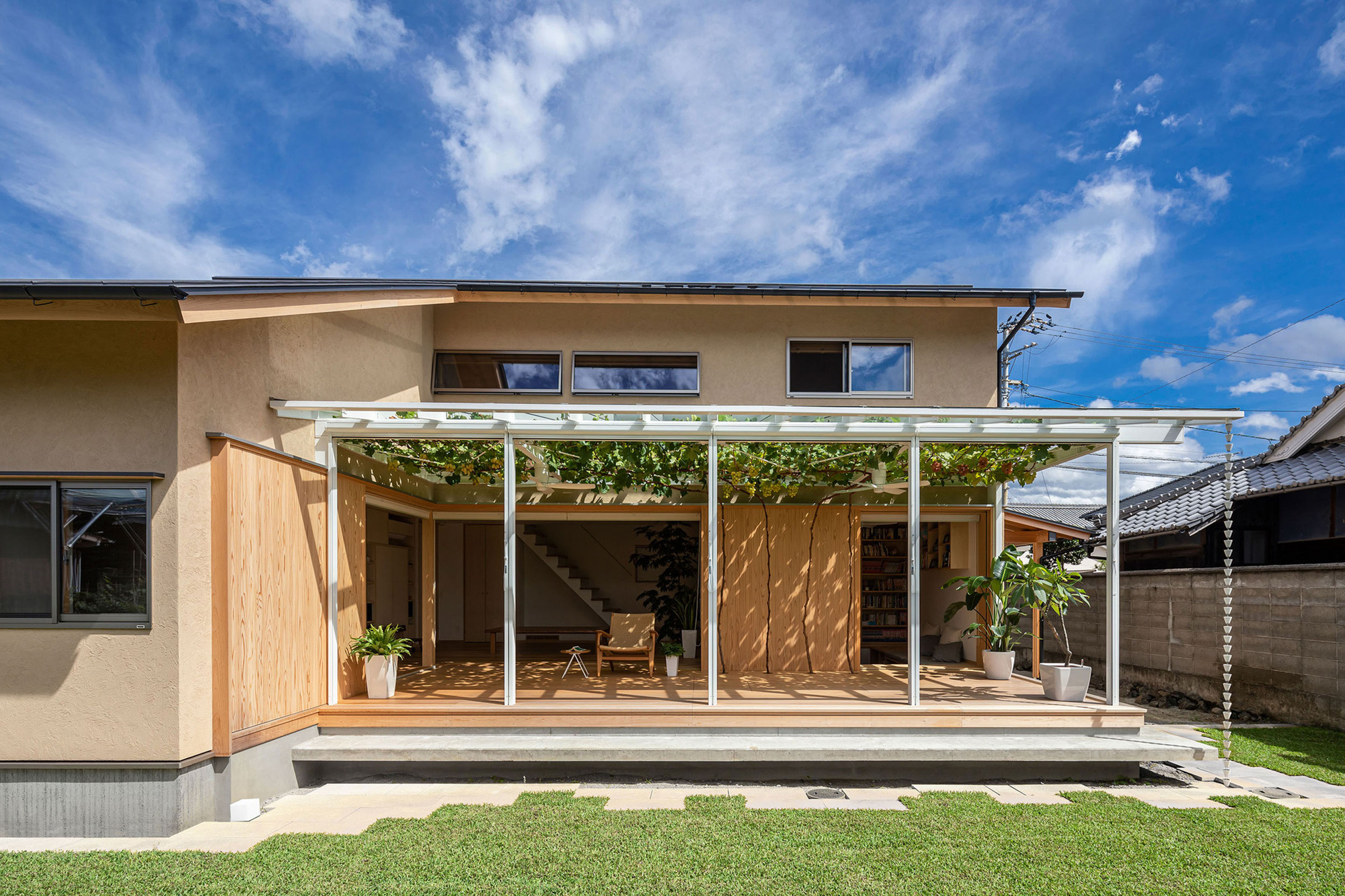 House with Grapevine Trellises / Takashi Okuno & Associates-5