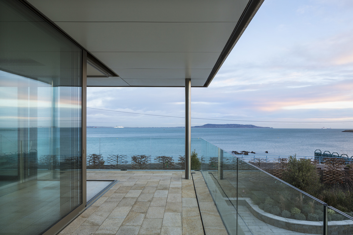都柏林海滨现代别墅 | 致敬历史的透明重构-30