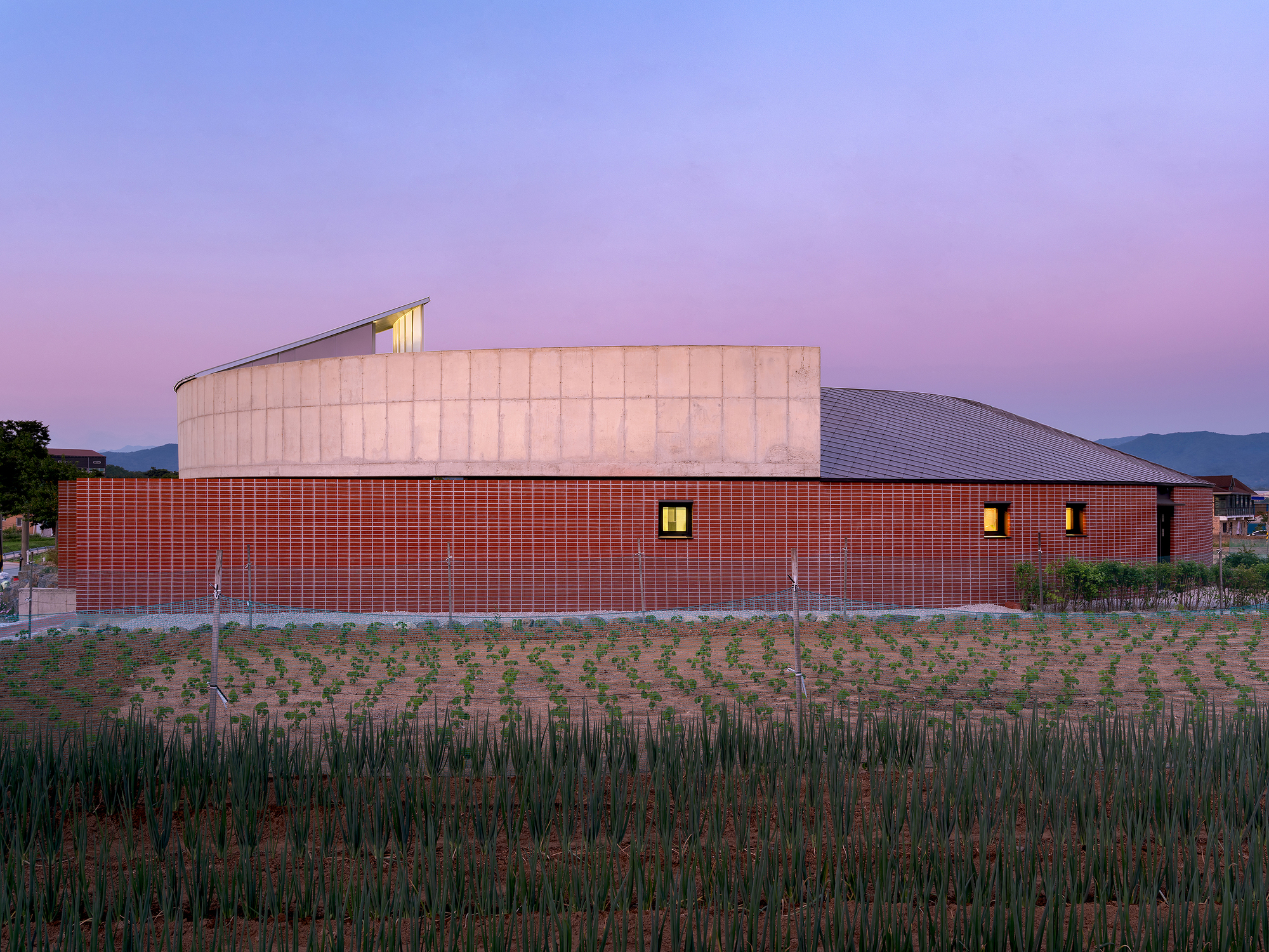 A House that Embraces Its Vegetable Garden  / sukchulmok+BRBB Architects-32