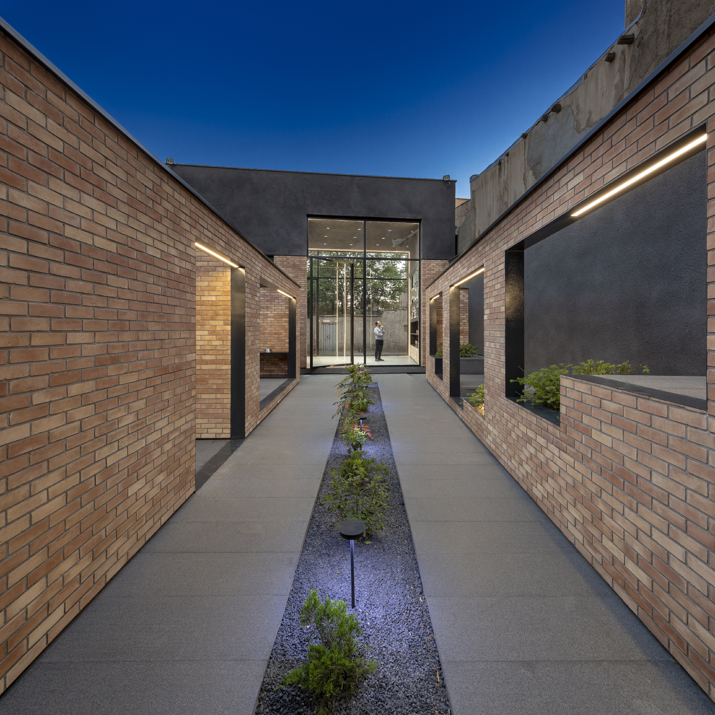 Tehran 老城区的钢铁展示空间-30