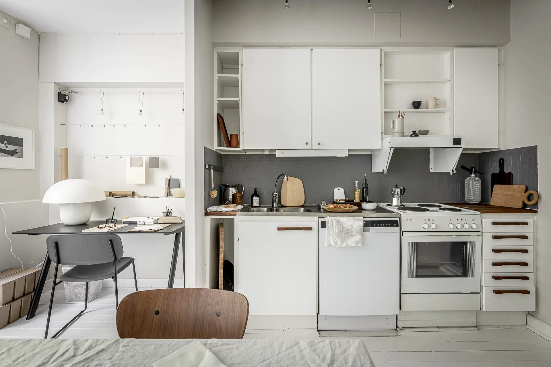 瑞典 50m2 豪华工作室，独特的分离式厨房设计-14