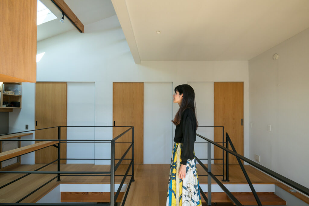 薪ストーブのあるピットリビング　外とのつながりがくつろぎを生む “共有”の空間と時間を作る家 | Style of Life | 100%LiFE-17