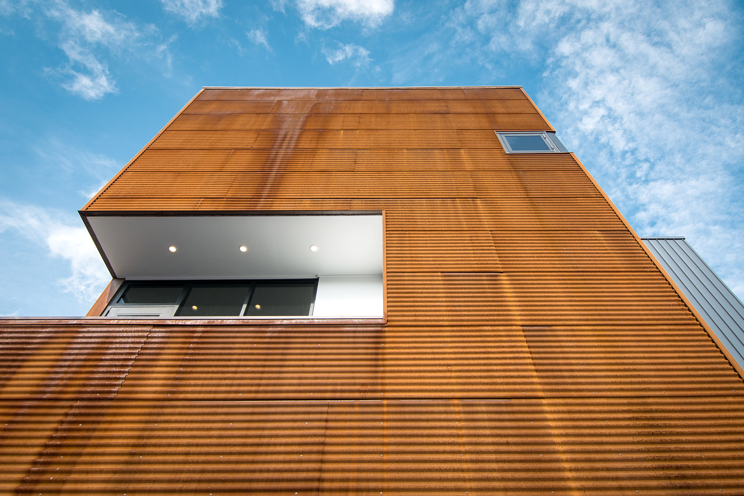 Archimania creates tall family home overlooking train tracks in Memphis-6