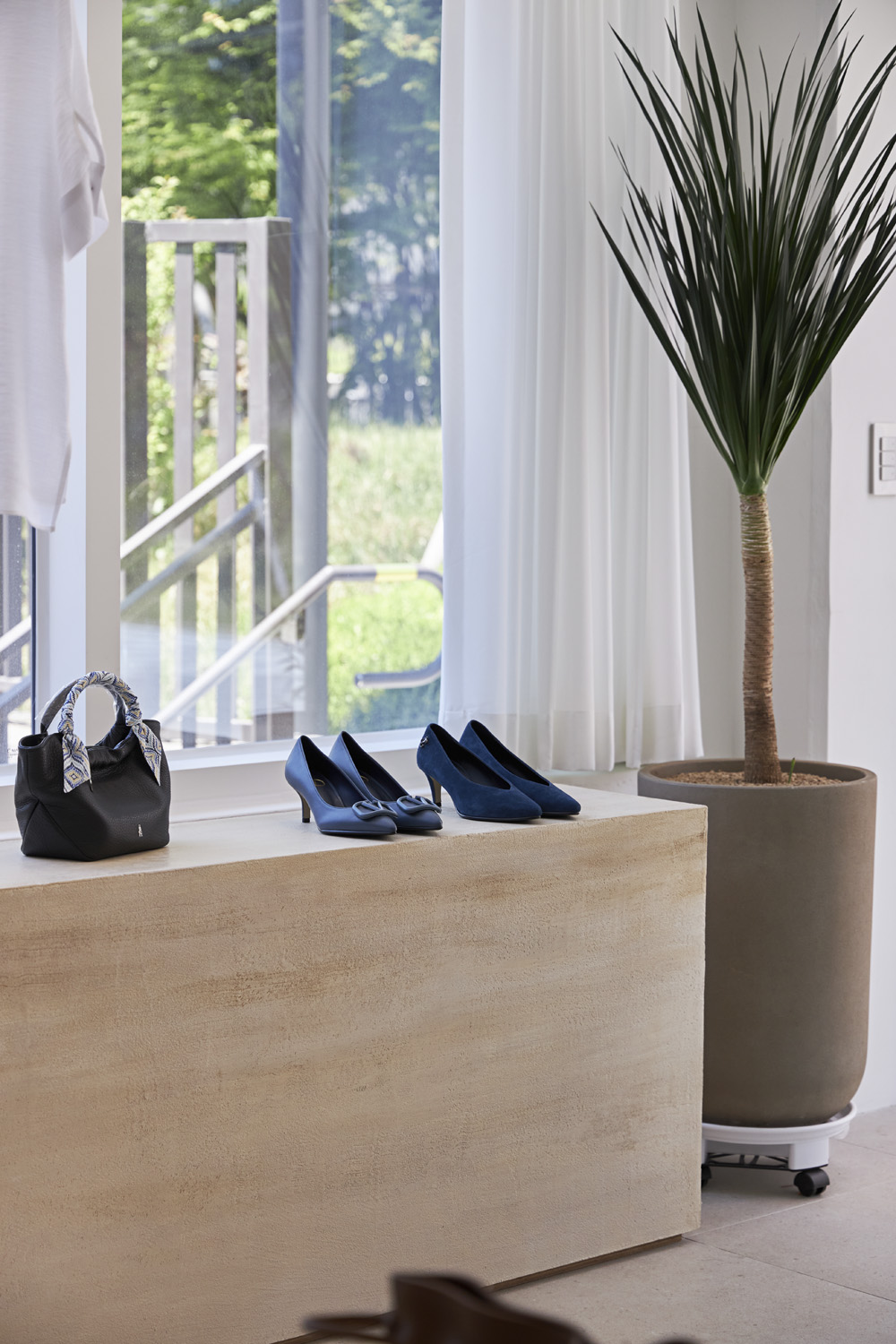 白色与木色的极简时尚 | 10 坪服饰店的感性设计-11