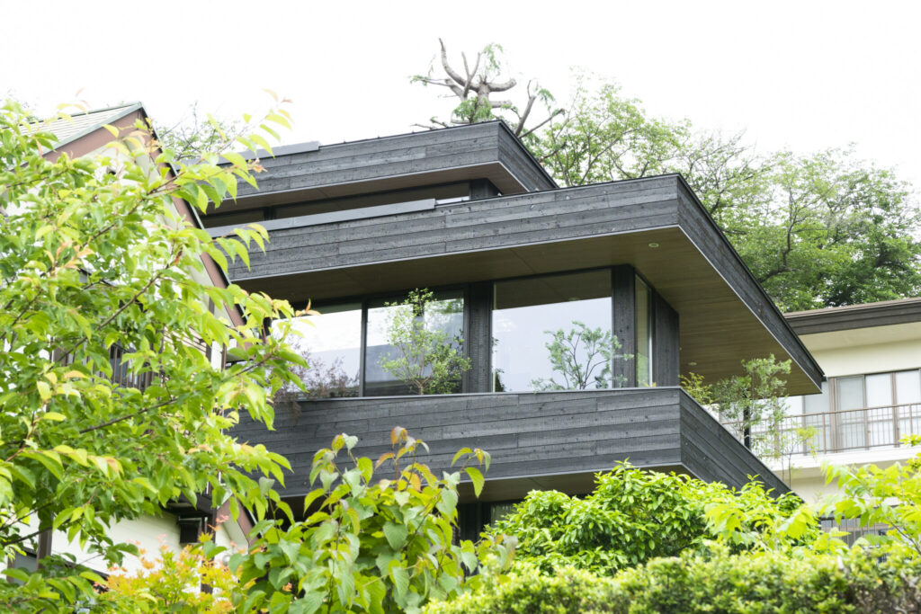 里山の風景を取り込む　室内と一続きの軒下テラスが豊かな時間をもたらす | Architecture | 100%LiFE-0