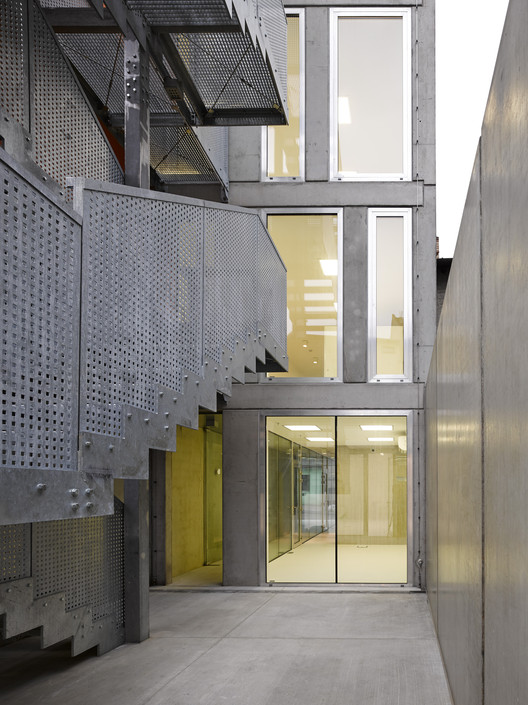 捷克布拉格四层狭长住宅-30