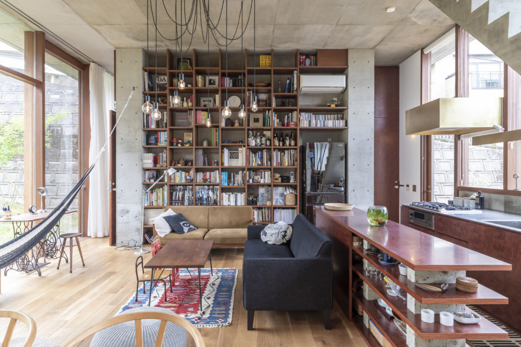 丘の途中に立つ家開放的で庭の一部のようなコンクリート造の空間に住む | Architecture | 100%LiFE-4