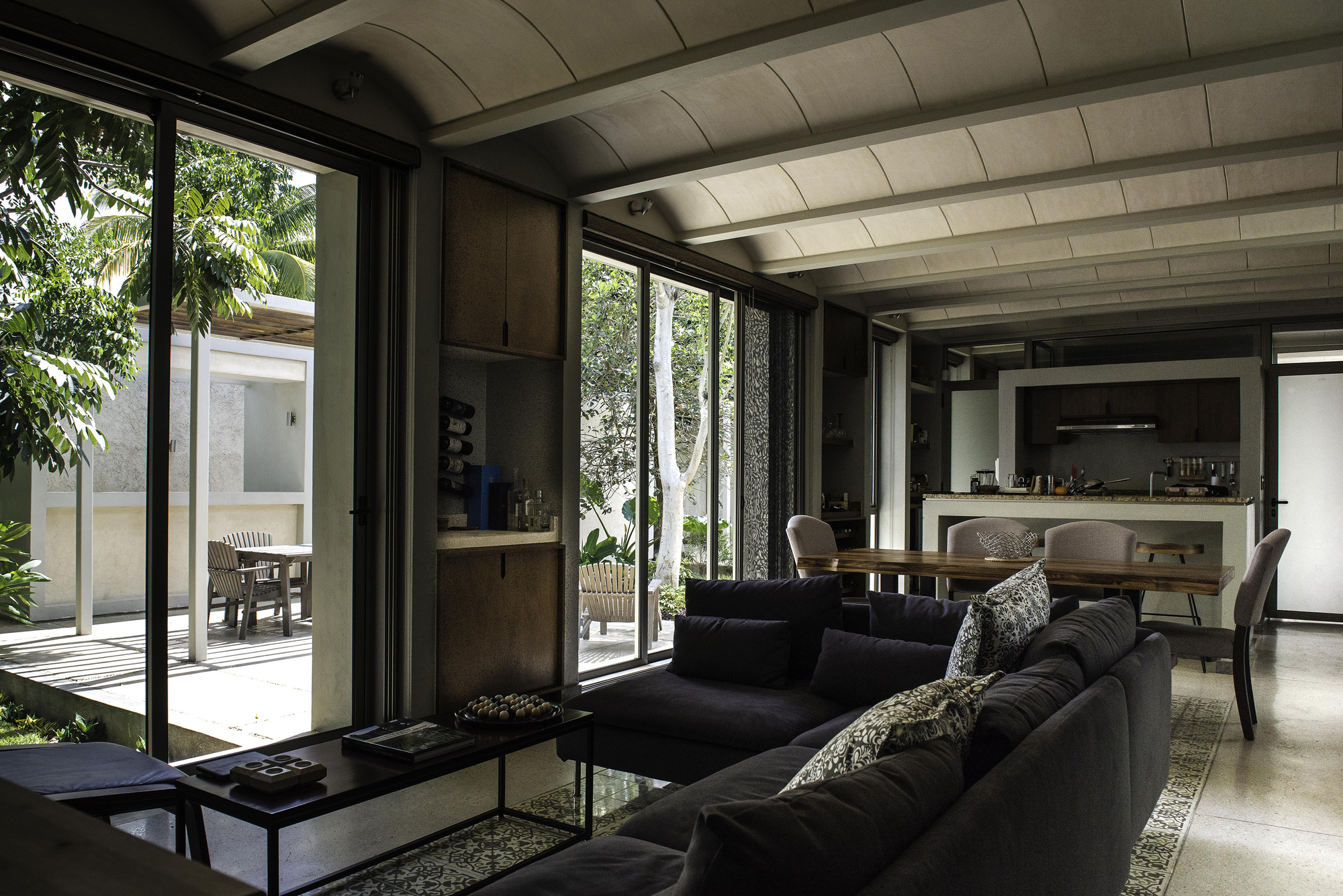 线性住宅的室内外一体化设计-16