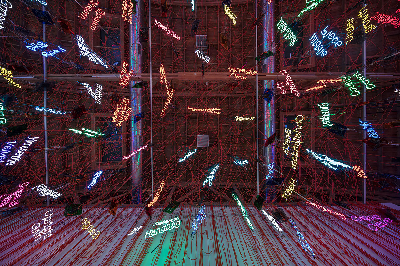 混沌中的诗意的 Jason Rhoades 装置艺术展-33