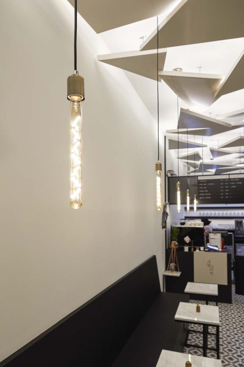 光影黑白咖啡馆 | 极简空间的温馨魅力-10