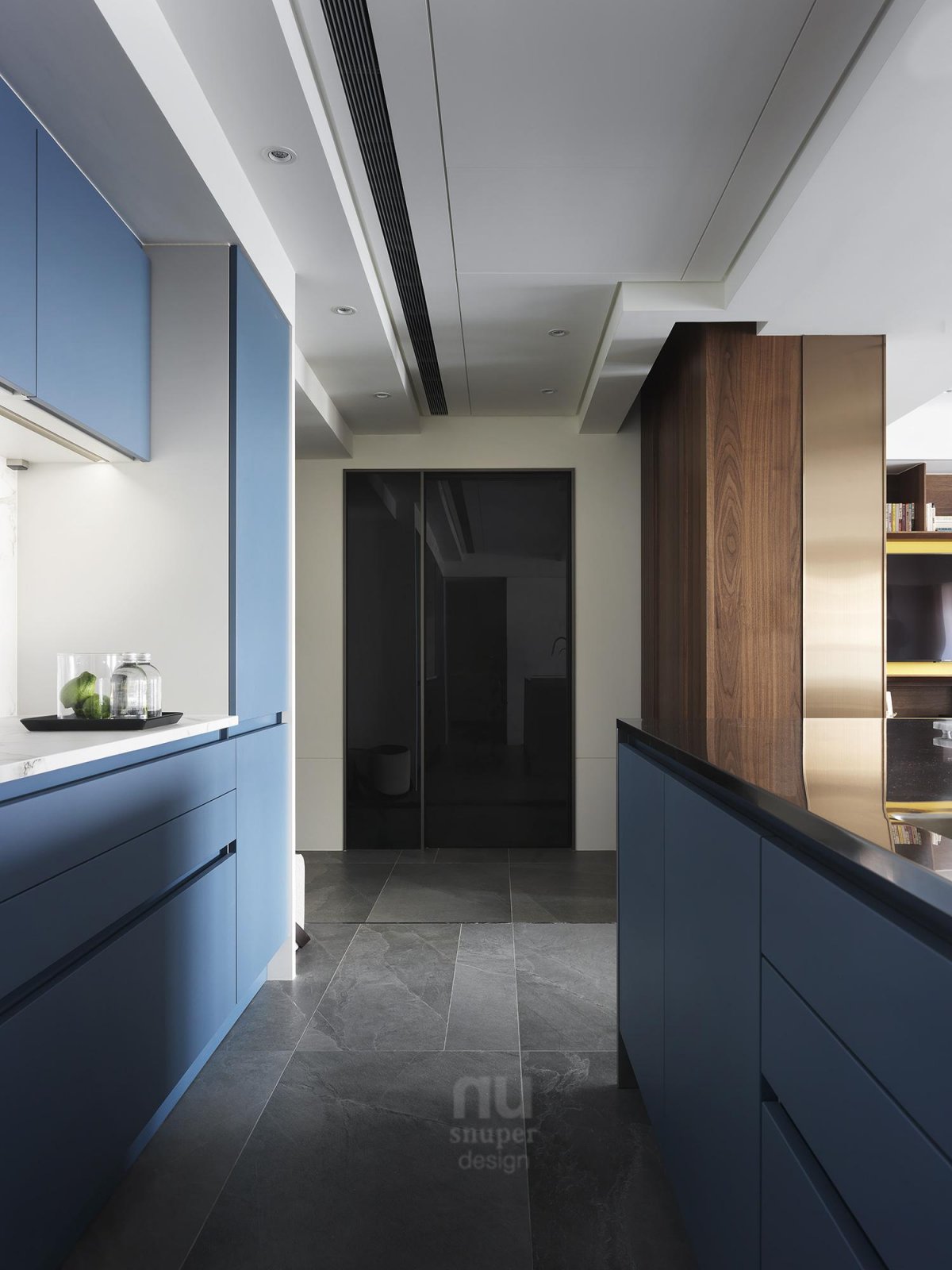 原味生活，书墙为背景的现代住宅设计-12