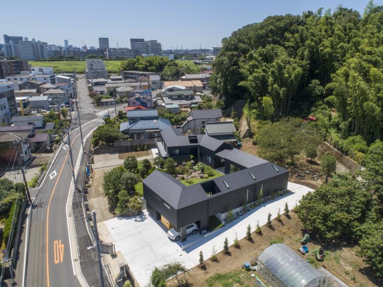 中庭を囲む切妻屋根の 2 世帯住宅丨日本神奈川丨GEN INOUE-1