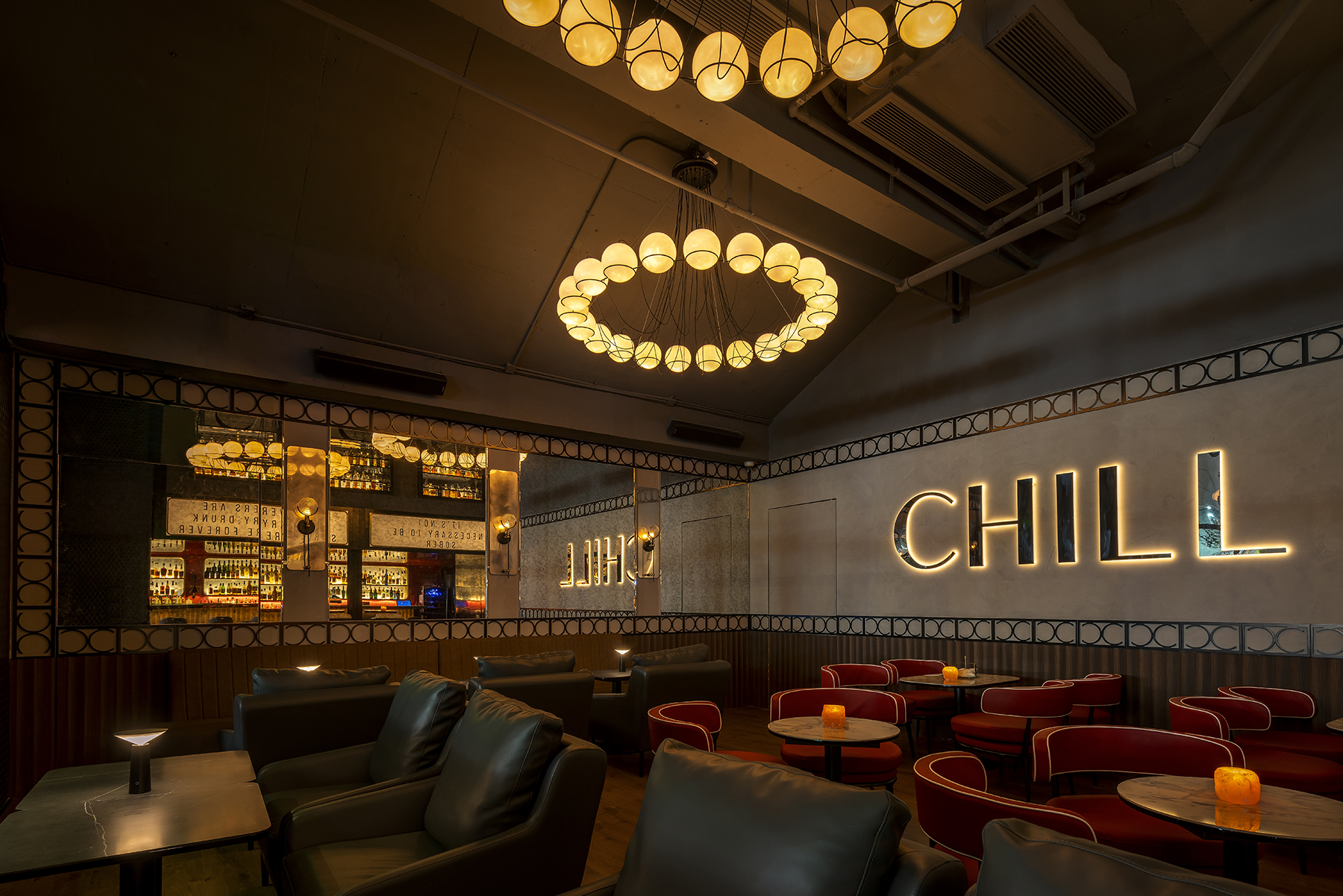 炫目的红 · 酒吧中的私密空间设计-7