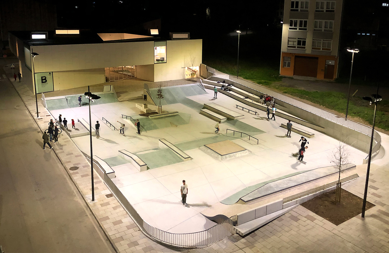 Carballo 滑板公园 · 融入城市的街头运动空间-20