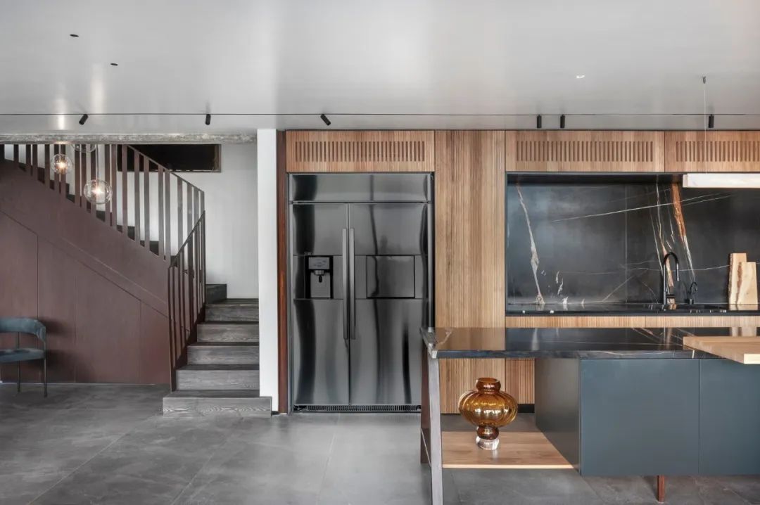 特拉维夫顶层住宅,黑白色调的时尚空间-25