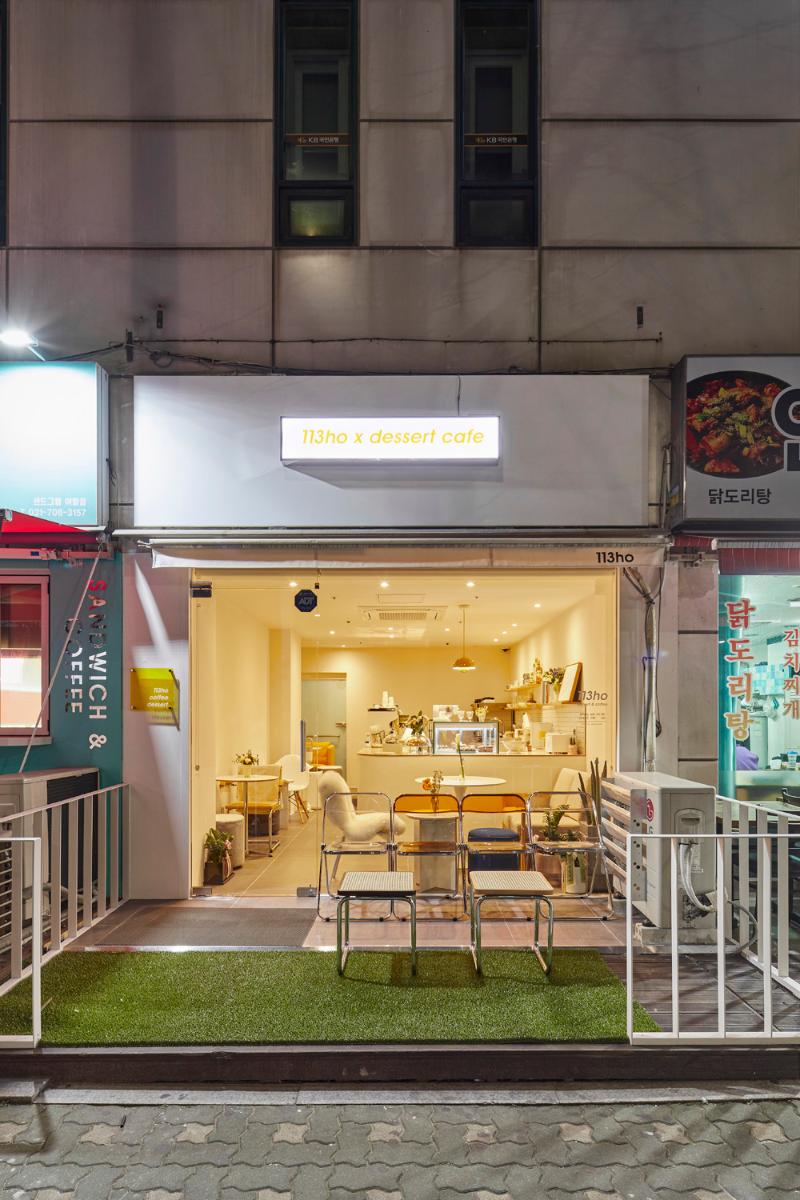 7 坪清爽白调甜品咖啡厅设计-6