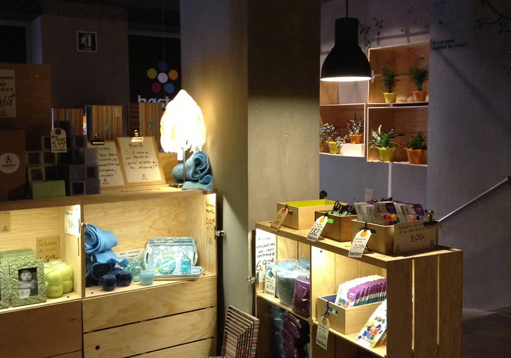 SPAIN: HØSTEN, SHOP - AUREOLIGHTING/SARALEALVINAS-3