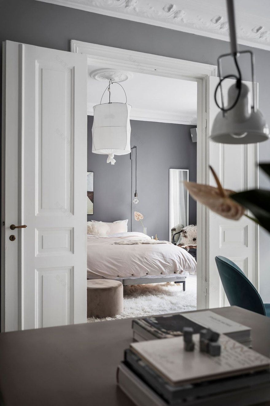 北欧风格清新公寓,色彩碰撞的宁静空间-11