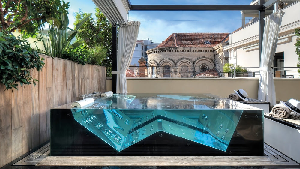 戛纳五海酒店·钢铁与时尚

注：Five Seas Cannes推测是一个酒店名称，按照常见的命名方式翻译为戛纳五海酒店  丨法国-33