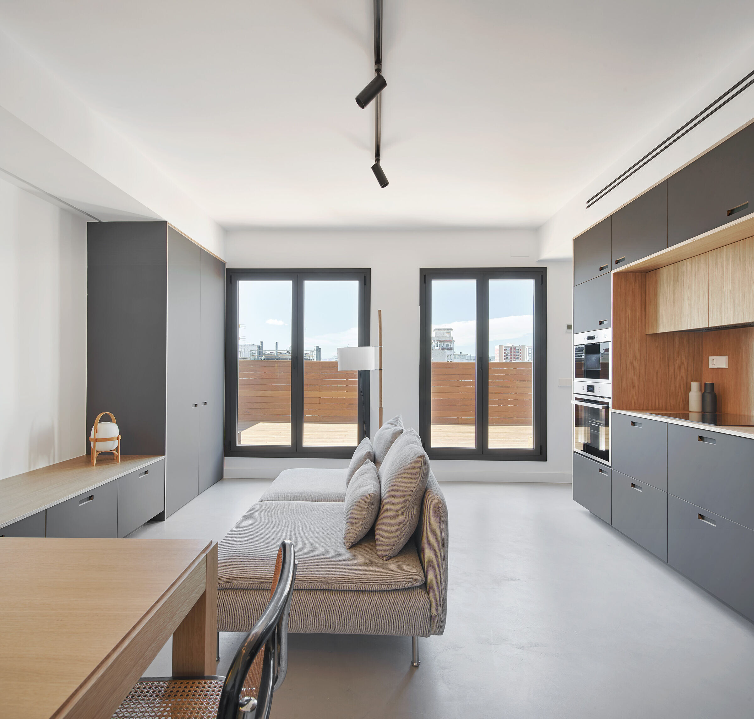 现代全能实验室 · 西班牙巴塞罗那 U 形空间公寓设计丨Allaround Lab-5