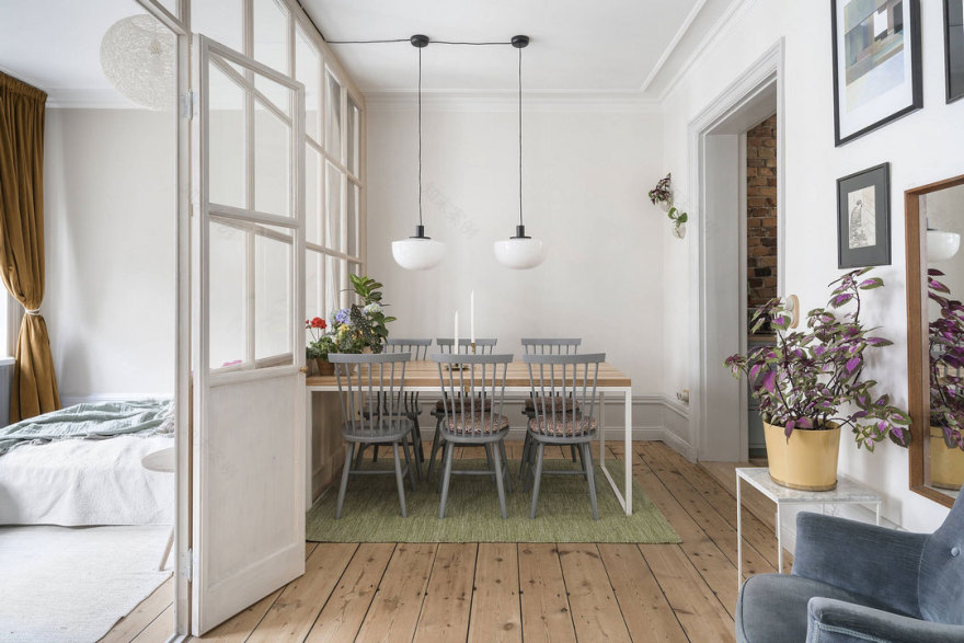 斯德哥尔摩蓝色墙壁与复古木门的时尚公寓-9