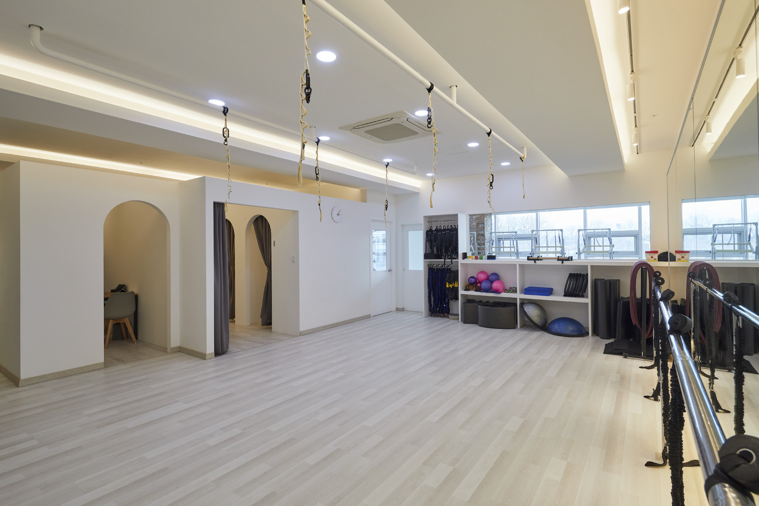 现代简约风格的 20 平米塑料中心室内设计-5