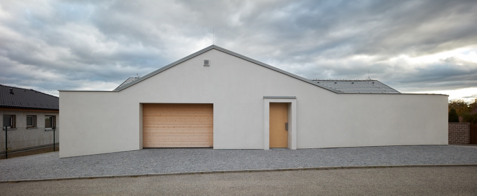 极简嵌入式住宅,打造自然私密空间-3