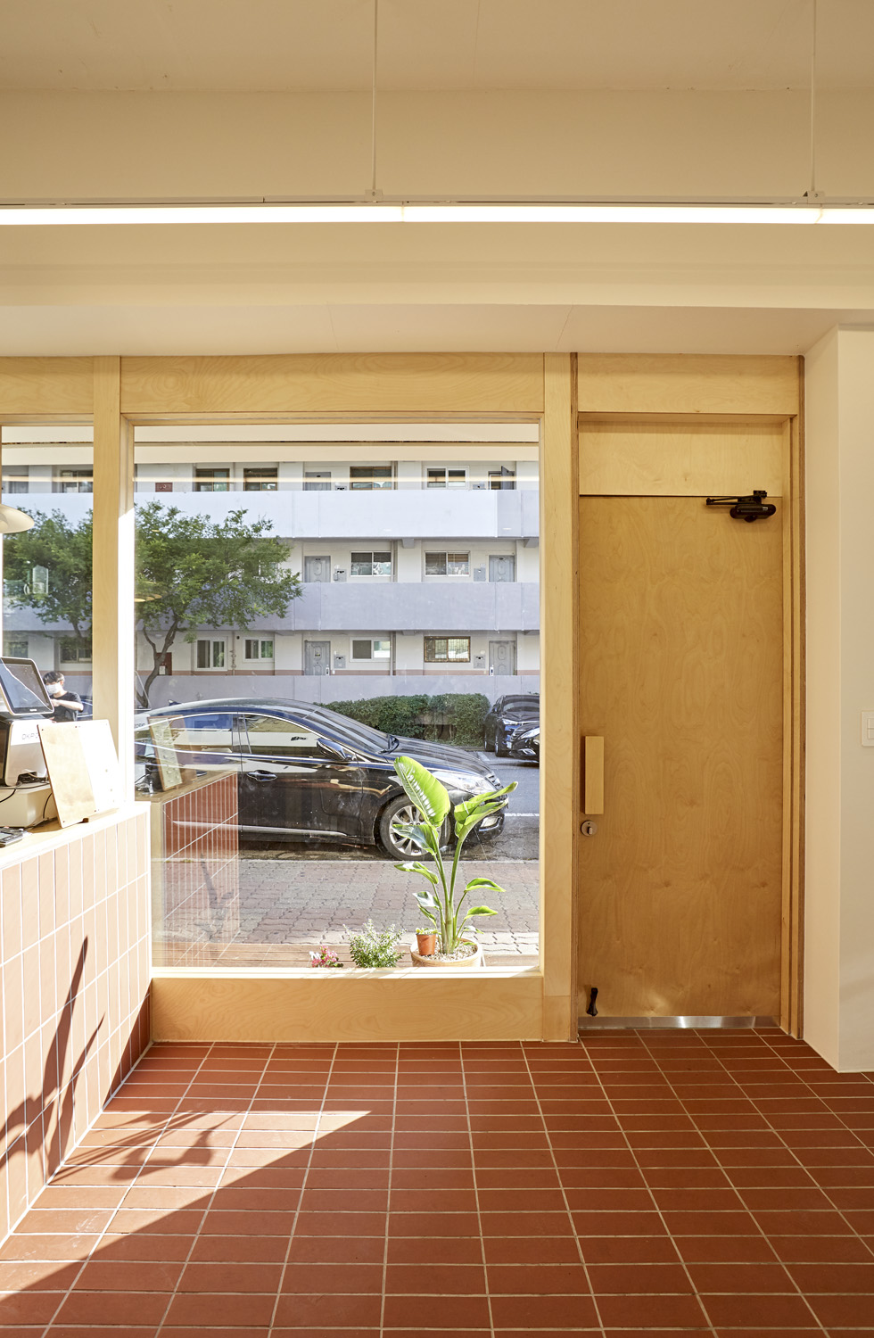 "白色木屋咖啡厅 | 温馨而时尚的设计"-13