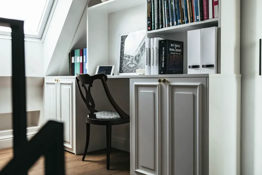 "瑞典斯德哥尔摩复式公寓,打造家庭办公一体化的舒适空间"-13