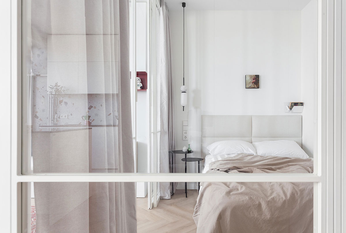 莫斯科 45 平米全白小公寓,玻璃隔出的卧室成亮点-11