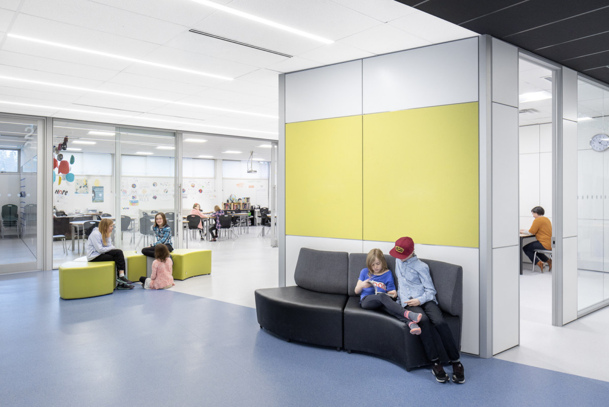 Don Ross Middle School 创新实验室和性别中性洗手间设计-6