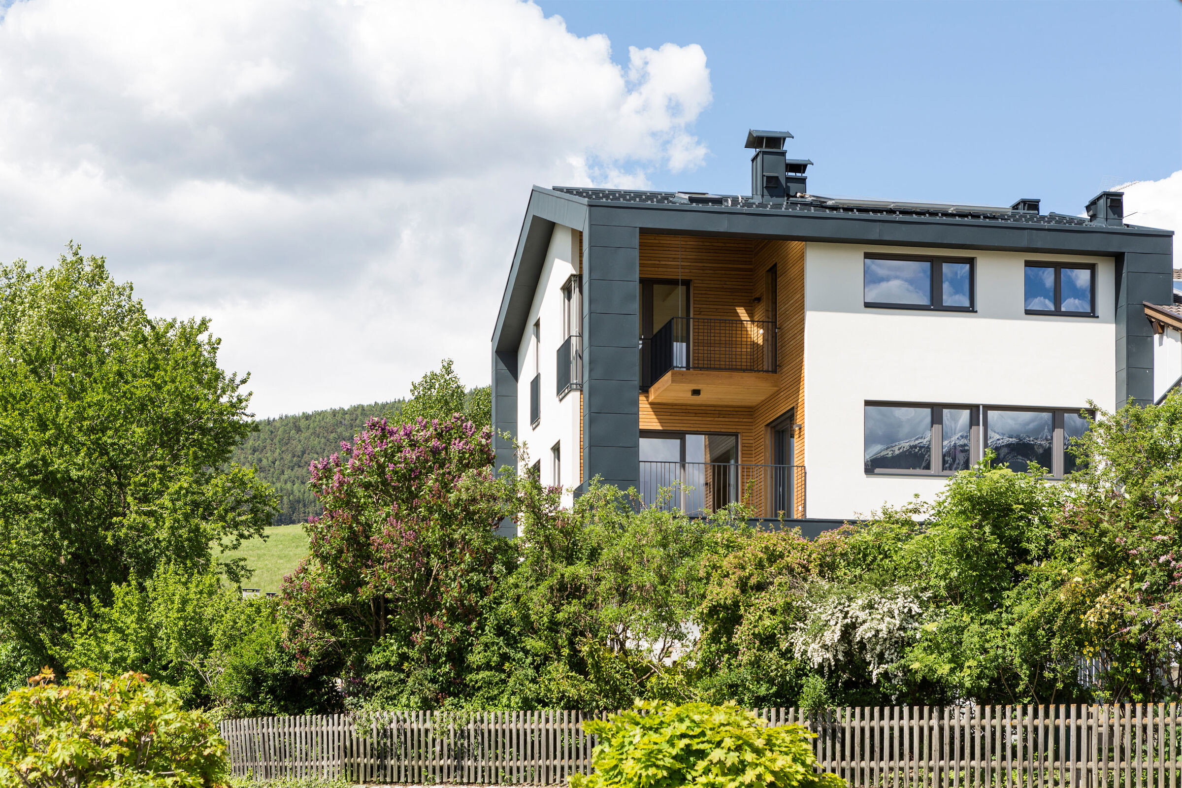 意大利双层别墅改造,木结构与南向露台打造舒适生活空间-14