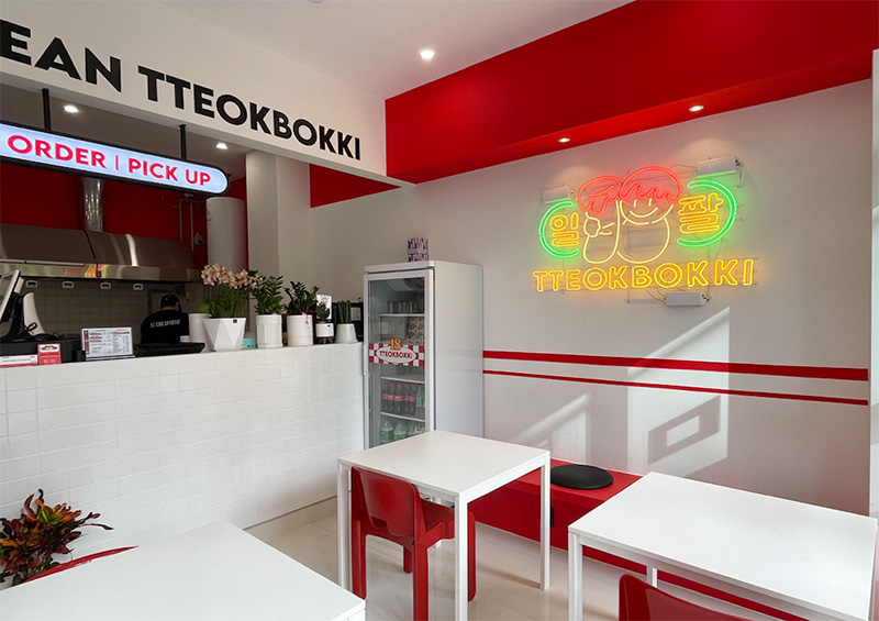 首尔韩式炒年糕餐厅 | 白色与红色的时尚碰撞-6