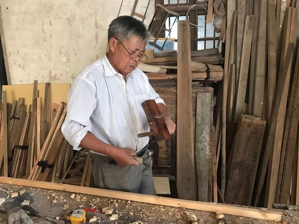 78岁爷爷改造荒废院子，为孙女建起一座花园-91