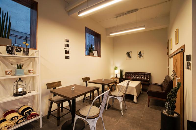 极简纯白木质风，12 平米小咖啡馆设计-7