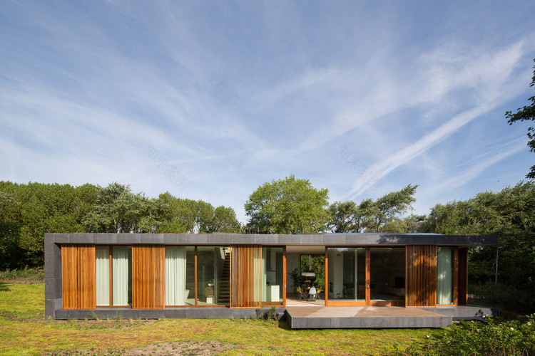 荷兰沙丘上的混凝土木构别墅-4