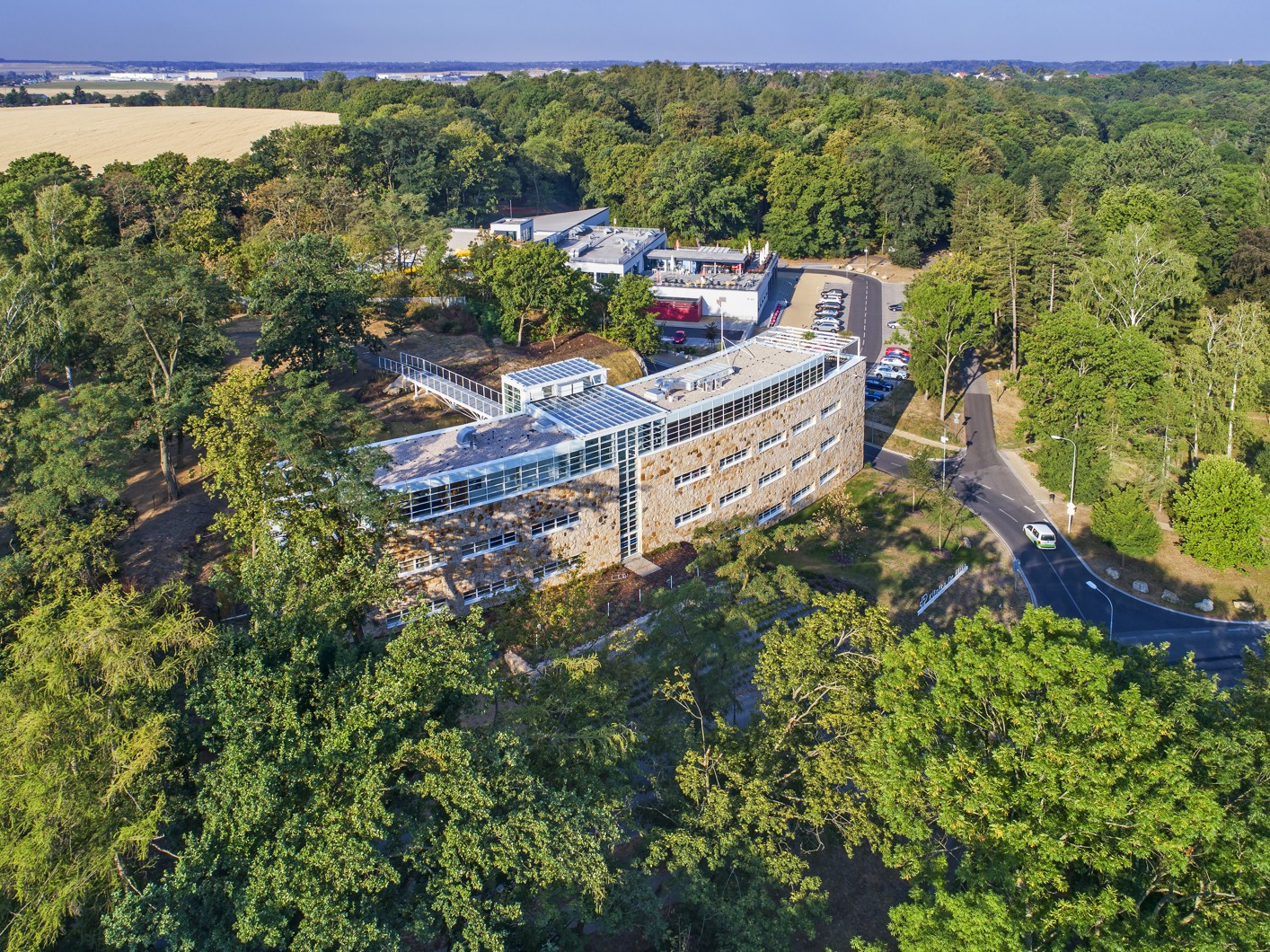 Dr· Pírka诊所新楼与森林公园岩石连接项目丨捷克丨Huť architektury Martin Rajniš-43