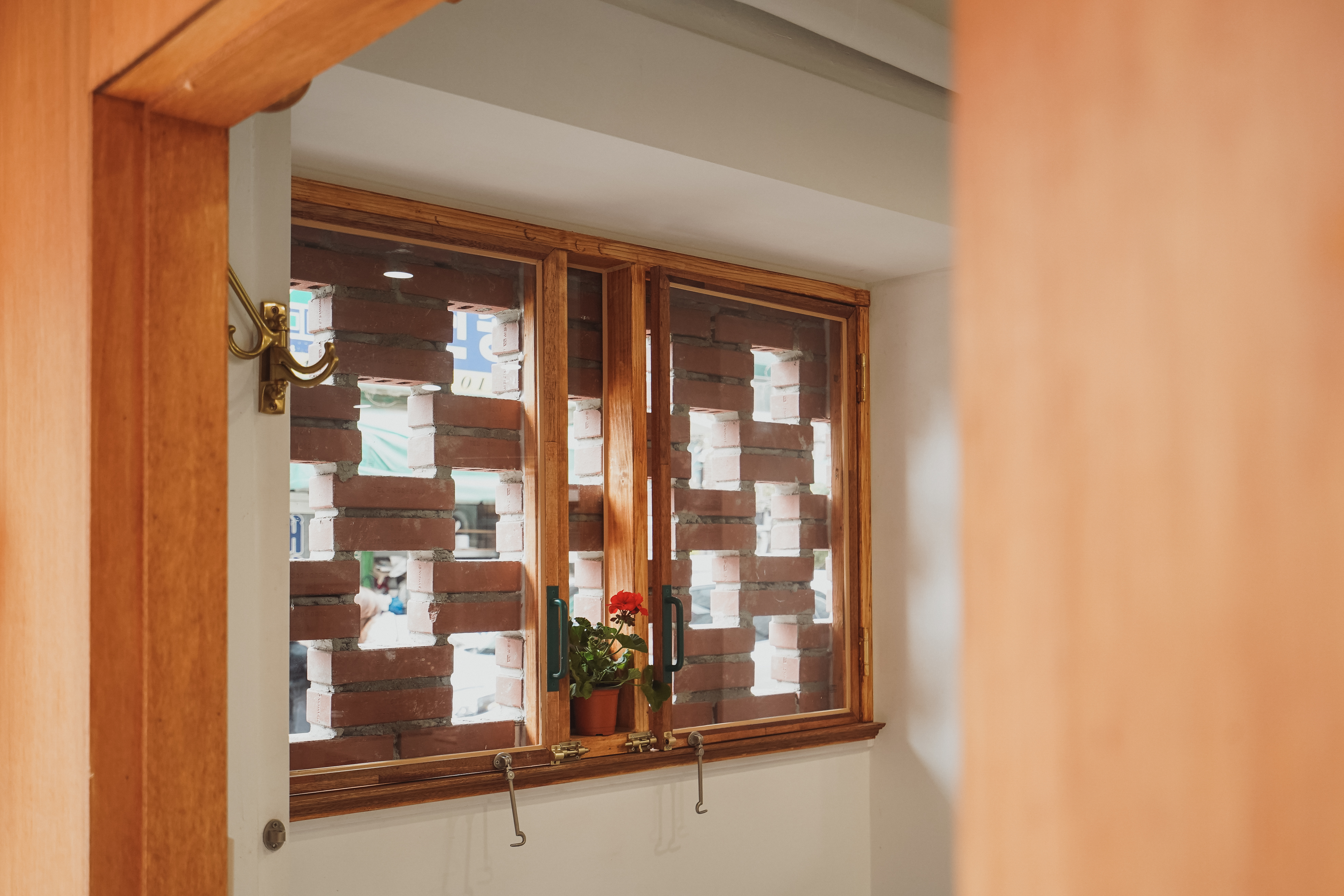 7 平米石砖特色烘焙店设计-7