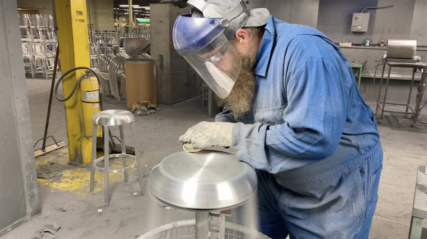 福山直哉与 Emeco 合作推出实用简约的 Za Stool-11