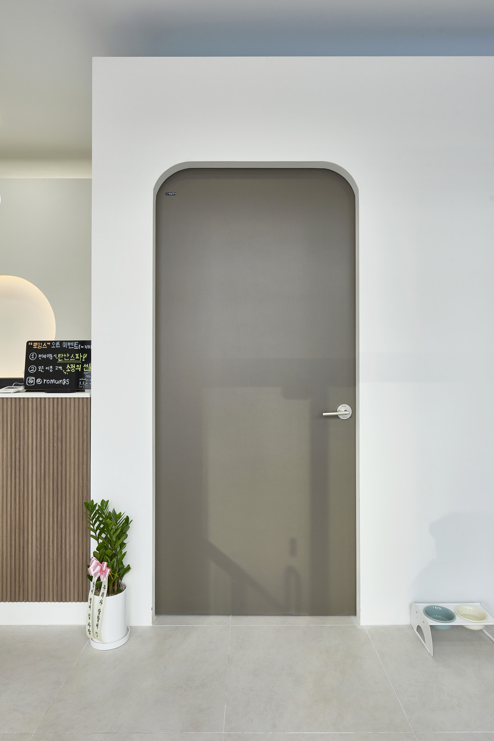 白色与木质，打造 25 平米极简美容室-13