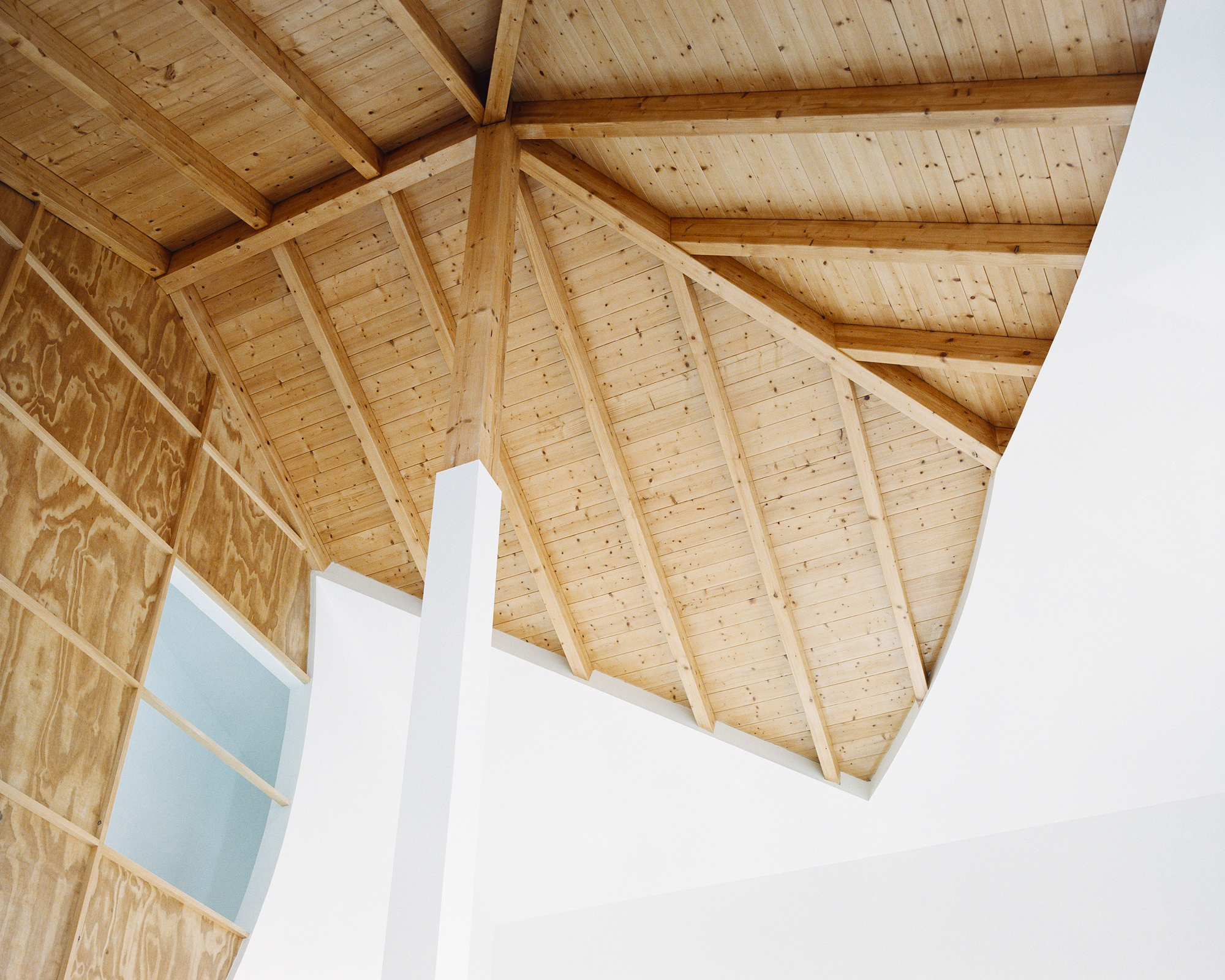 Cut(outs) House – Ceiling, Walls and Pillar  / Corpo Atelier-14