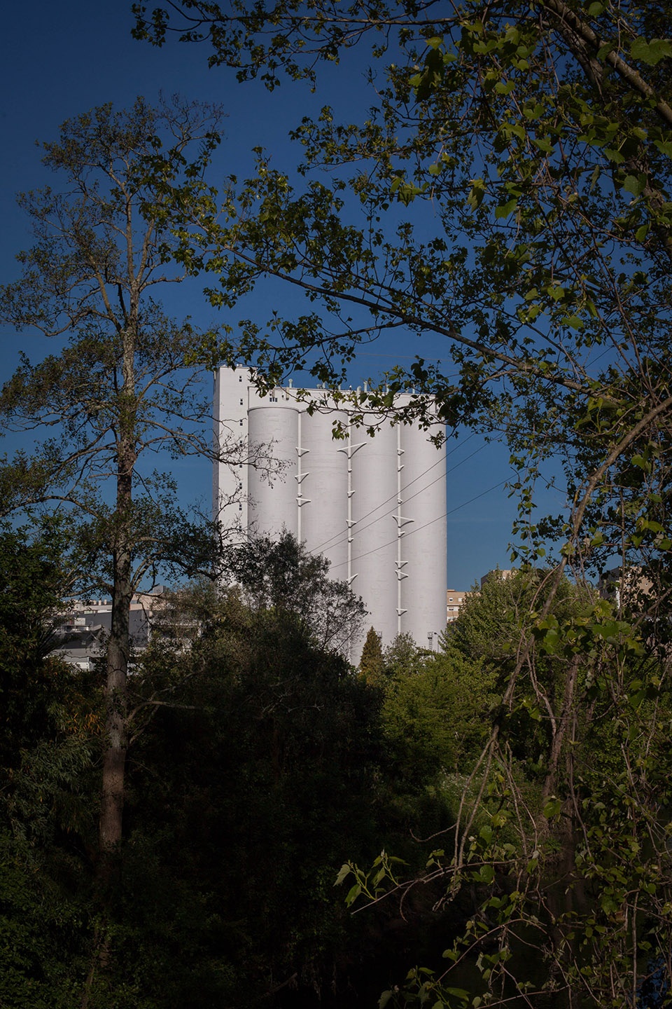 葡萄牙 Travessa 装置 | 铁钉固定的历史与艺术平衡-3