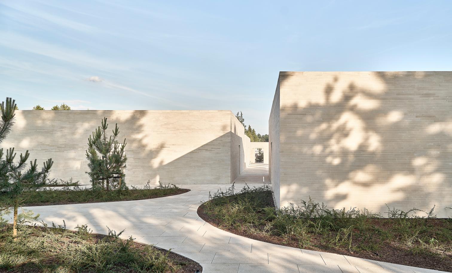Complejo de columbarios en el cementerio municipal de Radom-11