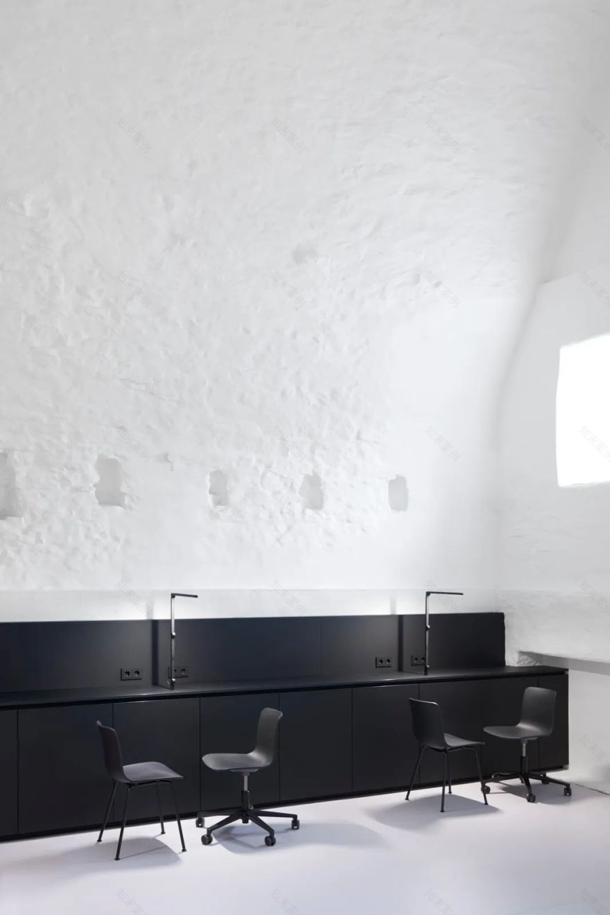 德国奥斯纳布鲁克 Vacuo 纹身工作室,历史建筑中的极简美学-4