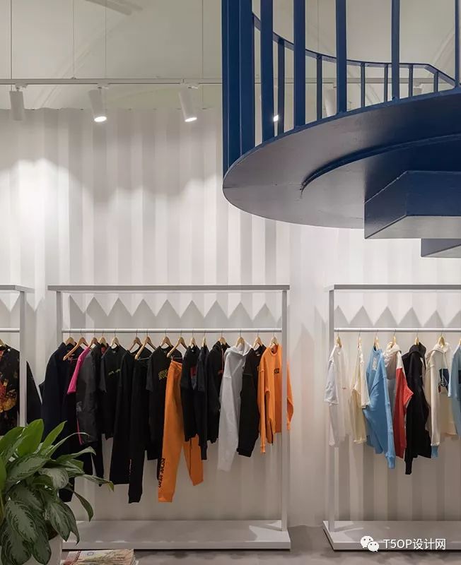 548㎡前莫斯科建筑局改造的时尚商店 | LOGIC-19