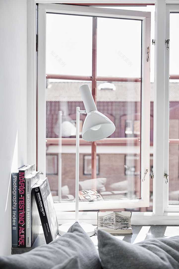 瑞典 59 平米黑白小 loft,巧用白色和自然光扩展空间-8